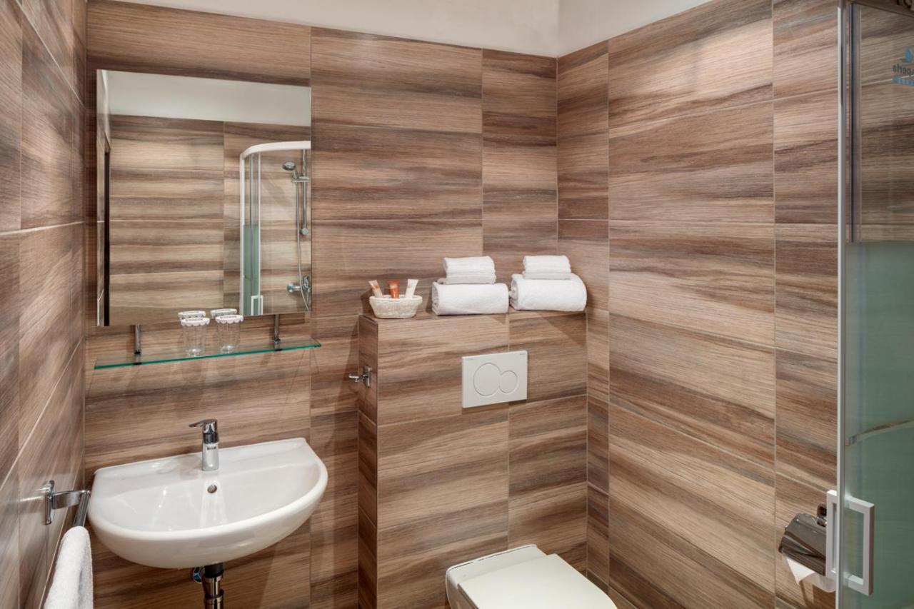 Hotel Atlas Бенешов Екстер'єр фото