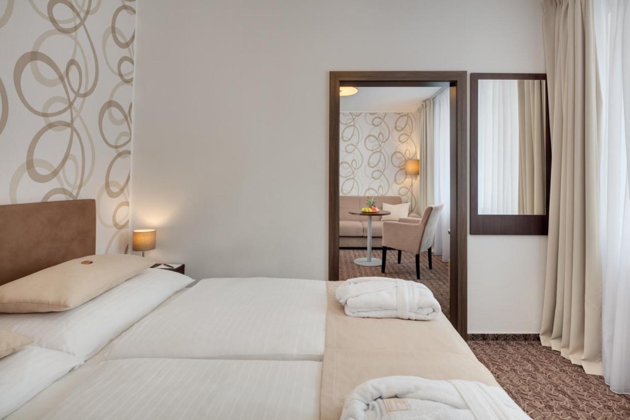 Hotel Atlas Бенешов Екстер'єр фото