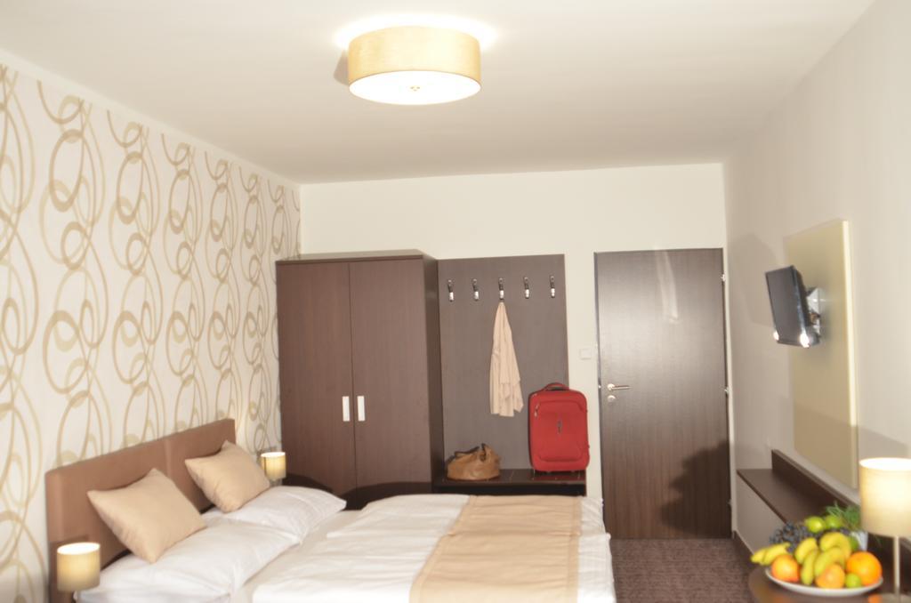 Hotel Atlas Бенешов Екстер'єр фото